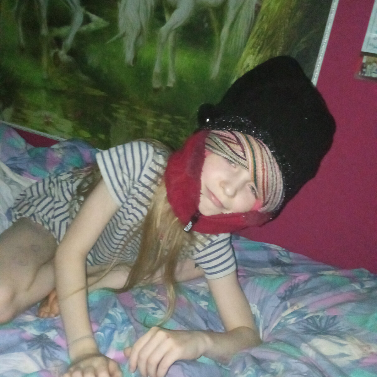 Это чтобы не слышать. Четыре шапки и шарф. И да, кляксы на ногах не отмываются.