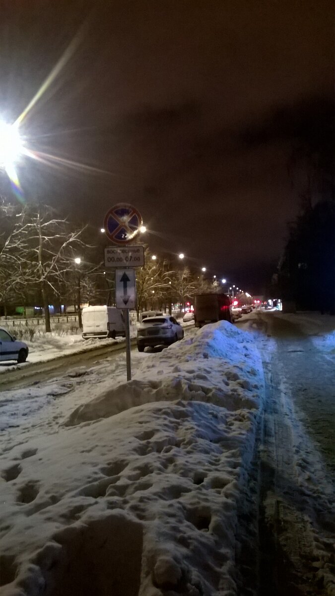 Центральная проезжая часть очищена, а второстепенные дороги и тротуары почти все в снегу.