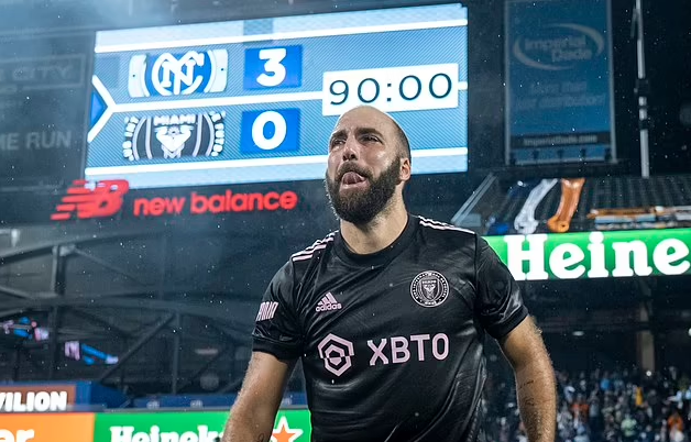 Источник: https://www.dailymail.co.uk/sport/football/article-11326505/Gonzalo-Higuain-bursts-tears-playing-final-game.html