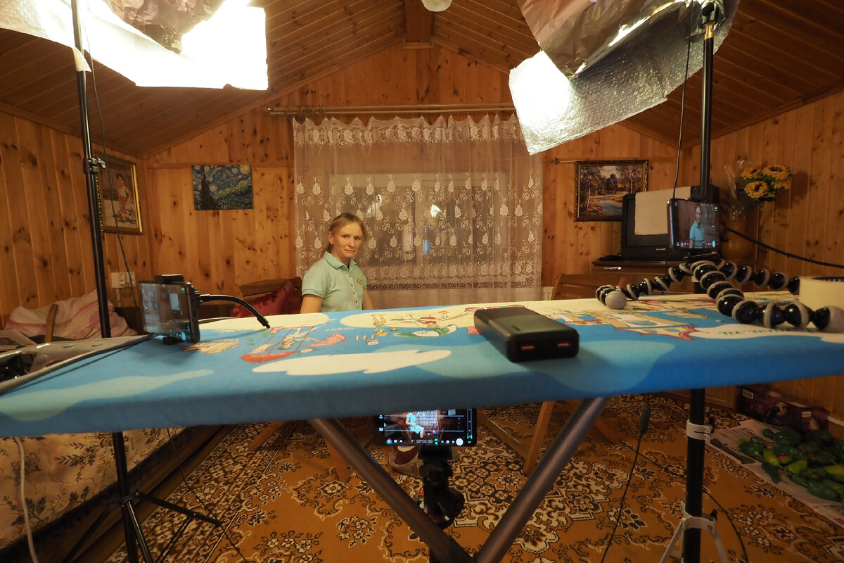 3 мобильника писали видео - 2 крупных плана, один общий.