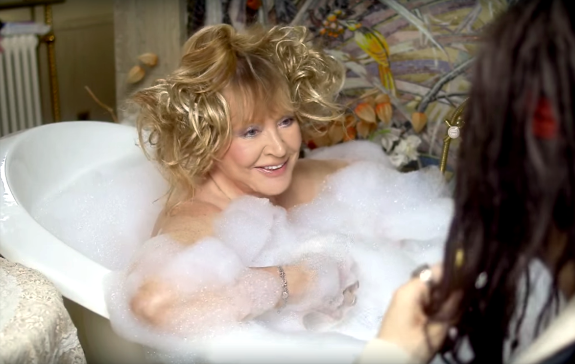 Расслабленная Алла после выступления