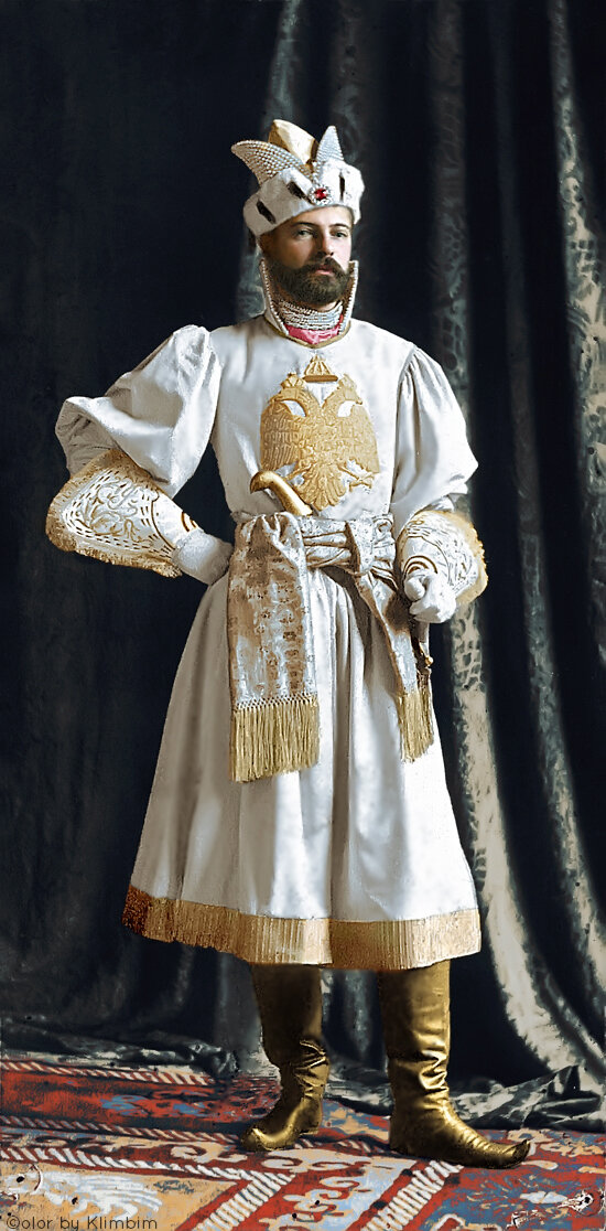 Великий князь Александр Михайлович на  костюмированном балу 1903 года : “Я был одет в платье сокольничего, которое состояло из белого с золотом кафтана с нашитыми на груди и спине золотыми орлами, розовой шелковой рубашки, голубых шаровар и желтых сафьяновых сапог” Фото отредактировано в цвете от Klimbim.