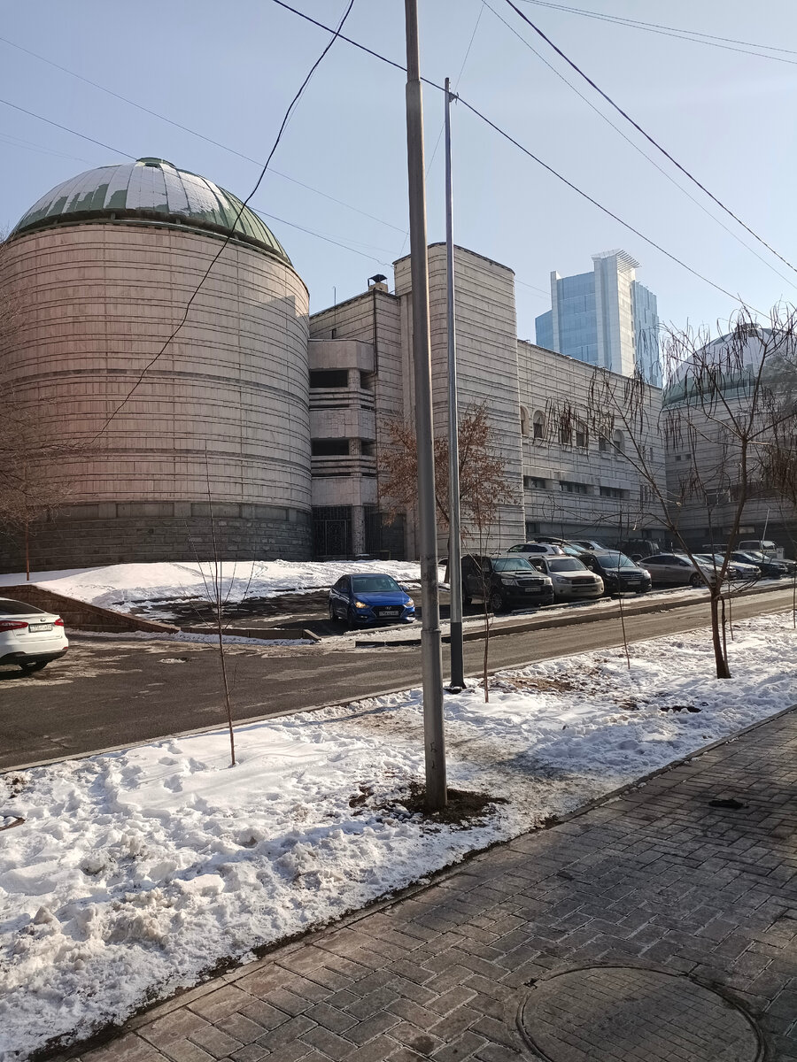 Вид с улицы Тулебаева. Интересен он тем что здесь снималась одна из сцен фильма Игла с участием В.Цоя. Если подняться вверх по улице то дойдете до памятника В.Цою. Где то в этом месте была снята финальная сцена фильма. 