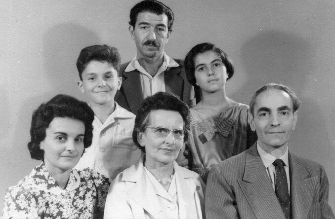 Армянин Ара Ерецян спас более 400 евреев, спрятав их в больнице в оккупированном Будапеште. На фото Ара Ерецян с женой Марией, дочерью Софи, сыном Ара и родителями Марии, 1950-е. Источник: https://dzen.ru/a/Ywyx1Orh1gijSeYE