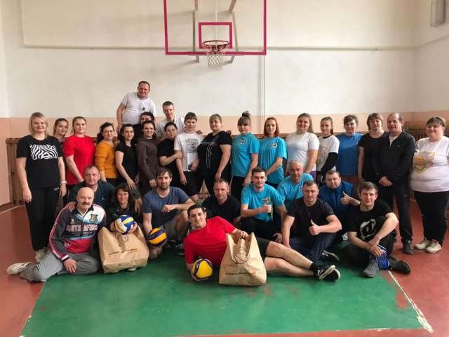 Сегодня, 28 января 2023 года, администрация Попутненского сельского поселения совместно с тренерами-преподавателями школ станицы Попутной организовали спартакиаду трудящихся Попутненского сельского поселения. Мероприятие организовано при поддержке депутата ЗСК Я.Е. Щербаковой.
Спартакиада будет состоять из нескольких видов спортивных состязаний. И сегодня, в первом этапе, 5 команд Попутненского сельского поселения соревновались в игре волейбол.

Участие приняли: ГБУ СО КК «Отрадненский социально-реабилитационный центр для несовершеннолетних», детский сад № 15, детский сад №31, средняя школа № 24, средняя школа №2.

По результатам спортивного дня в общекомандном зачете места распределились следующим образом:
🥇 место - команда средней школы №2,
🥈место - команда средней школы №24,
🥉место - команда детского сада №31.

Победители были награждены волейбольными мячами.

«Проведение такого типа соревнований мотивируют трудовые коллективы заниматься спортом. К сожалению, сейчас большинство профессий предусматривает малоподвижный образ жизни. Спартакиада - отличная возможность расшевелить сотрудников, отвлечься от работы и зарядиться позитивом!»