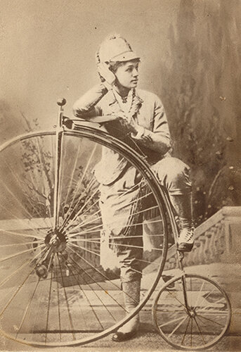 Эльза фон Блюмен  (также известна, как Кэролайн Вильгельмина Кинер , Кэрри В. Бердсли или Кэролайн В. Рузвельт). Одна из первых и самая известная из американских велосипедисток конца XIX века. Считалась одной из самых успешных велосипедисток своего времени. Много путешествовала на велосипеде, участвовала с велогонках, которые периодически выигрывала у гонщиков-мужчин. Фото из коллекции Веломузея Андрея Мятиева,