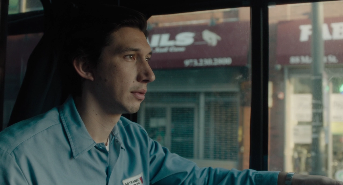 Герой Адама Драйвера на работе невольно подслушивает разговоры пассажиров – самых разных людей; и так изо дня в день / "Paterson" (2016)