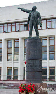 Время требует вернуть на место статую В.И.Ленина 1925 года на пьедестале, отлитом на КТЗ для памятника В.И.Ленину в 1984 году. На пьедестале победные символы России – воин-освободитель с ППШ, космонавт, спутник. С 1984 по 2017 год В.И.Ленин с законного памятника, открытого на митинге 10 октября 1984 года, призывал идти вперёд к победам по пути, который указывает руководство в Москве. А сейчас В.И.Ленин на пьедестале указывает на общественный нужник в сквере по недомыслию, а на самом деле могильнике, где гниют, по крайней мере, останки 43 гитлеровцев, поимённо известных в ФРГ. А дальше следует идти в народ и повышать прививочный процент, бороться с «тотальным нигилизмом». А дальше, получив опыт и доверие народа, поднимать экологическую культуру России до уровня Японии, Германии, Сингапура. Начав дело делать, сразу поймёшь, зачем и на каком уровне должна быть идеология патриотизма, правды, справедливости. Такие суждения звучат в ходе регулярных обсуждений на площадке актива газеты «За правду и справедливость», чьим главным редактором являюсь я – ваш покорный слуга Вячеслав Горбатин.