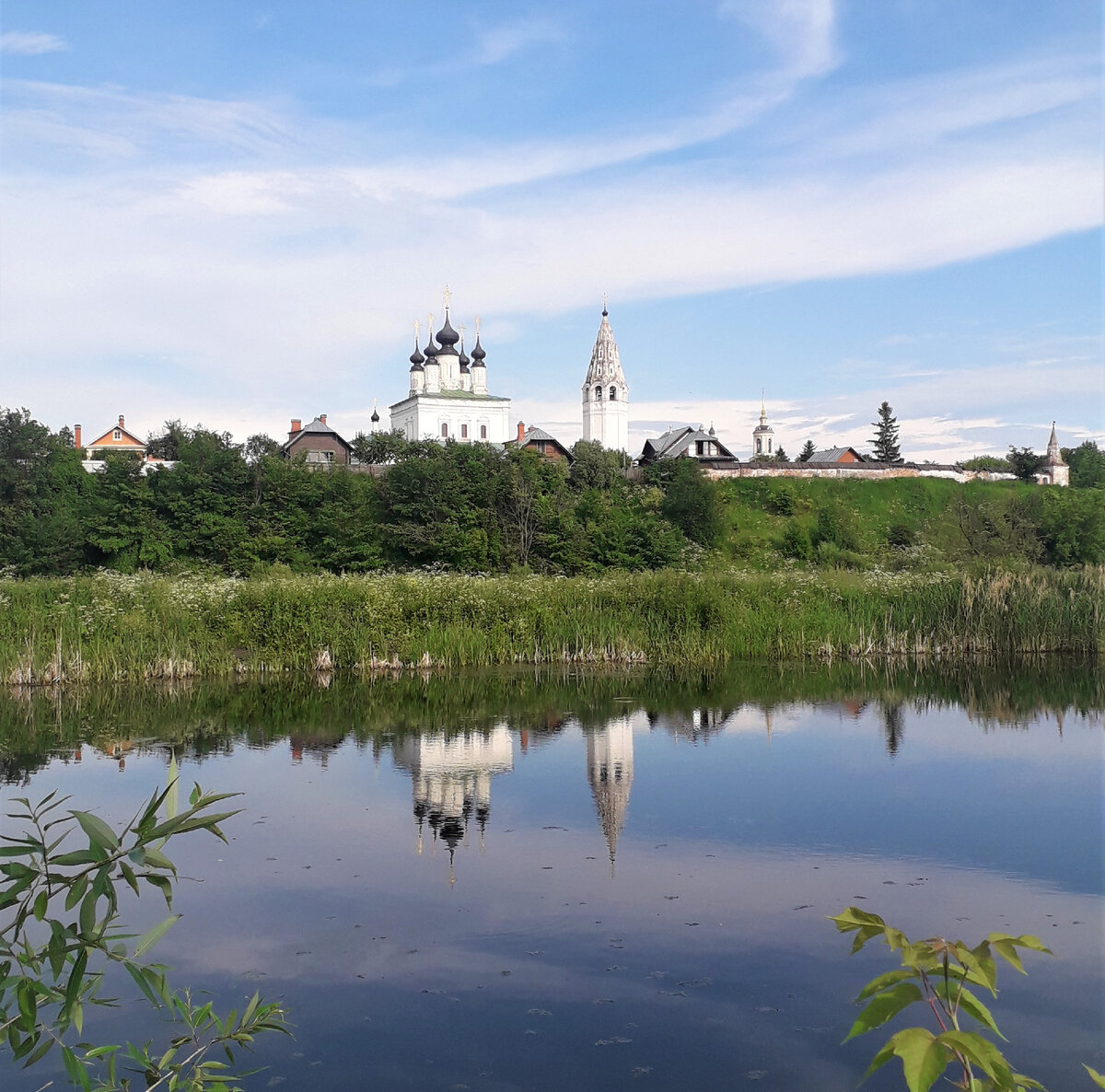 Река Каменка и вид на красоты Суздаля