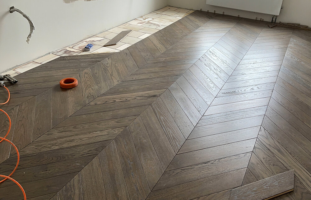 Укладка французской елки, процесс работы на объекте