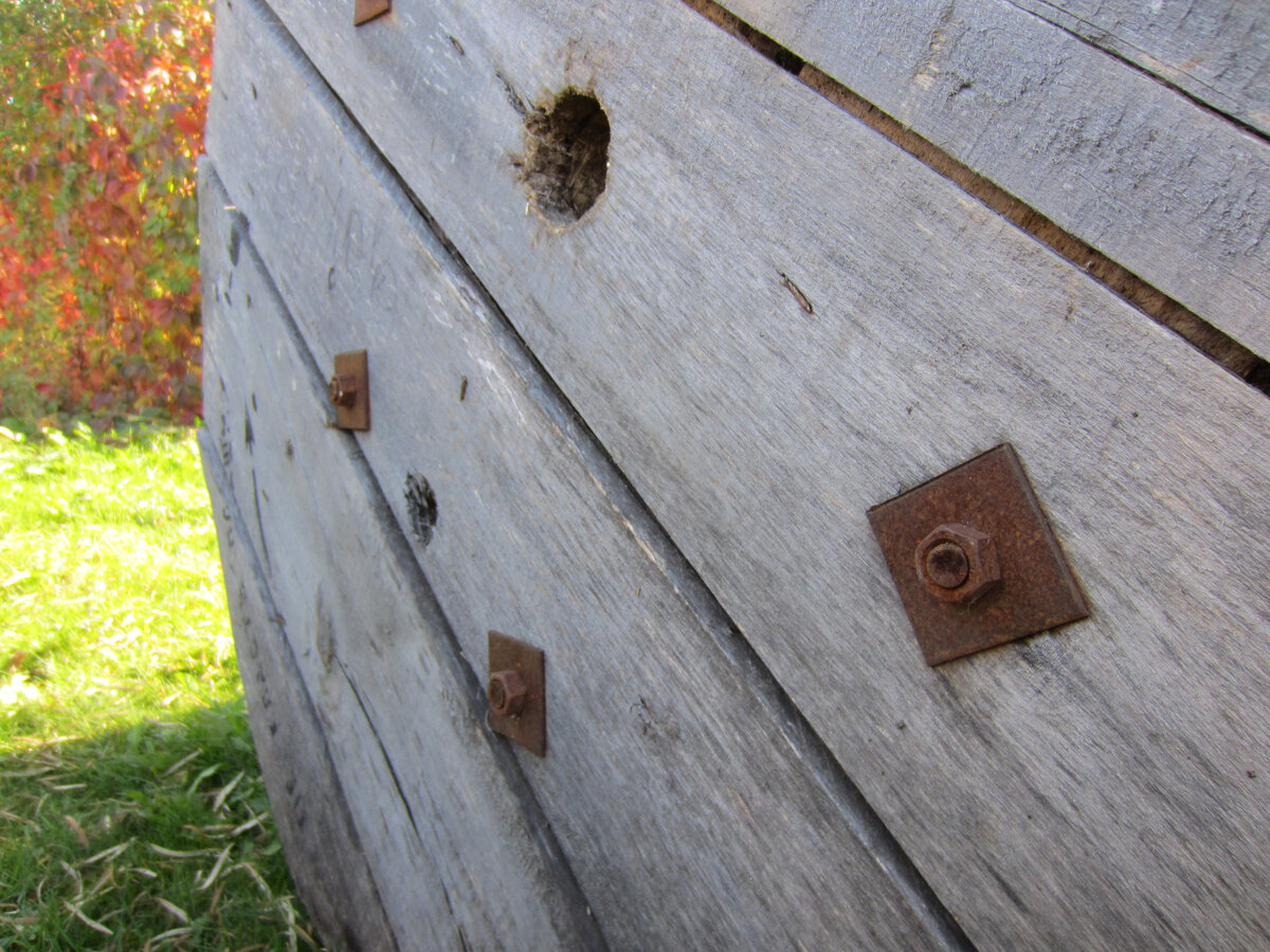 Железяки с гайками закрепляют металлические штыри внутри (см. следующее фото)