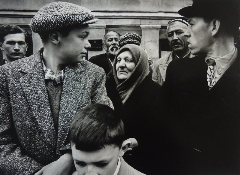 Группа стоящих во время первомайского парада. Уильям Кляйн, 1 мая 1961 года, г. Москва, МАММ/МДФ.