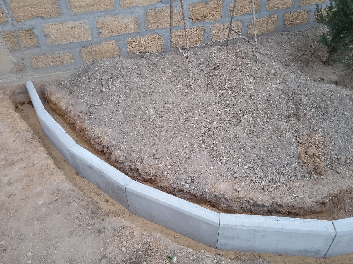 Сейчас мы во дворе обустраиваем клумбу. Бордюры купили по цене 160 рублей за штуку. Я не знаю, какая цена на них была в прошлом году