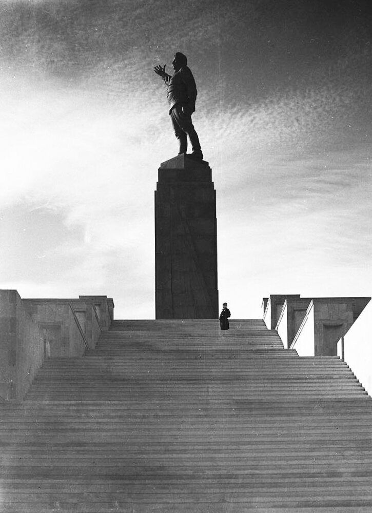 Наум Грановский. Баку. Памятник Кирову. 1950-е 
© Галерея Люмьер