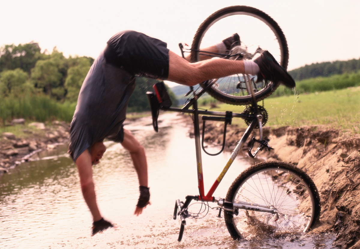 Слушать про велосипед. Слушать про велосипед. Падение через руль велосипеда. Велосипед apple. Velo песня морская.