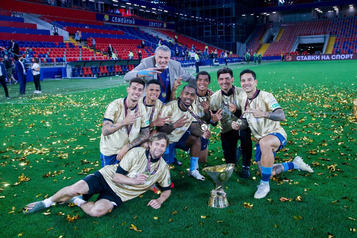 Зенитовцы с Суперкубком 2020. Фото fc-zenit.ru.