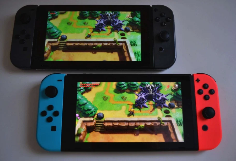 Сверху консоль 1 ревизии, снизу 2 ревизии.