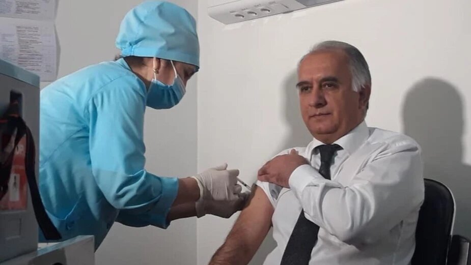 Замминистра здравоохранения РТ Самариддин Алиев одним из первых вакцинировался от коронавируса