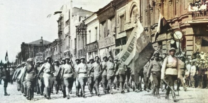Белогвардейцы на параде в Харькове, 1919 год.