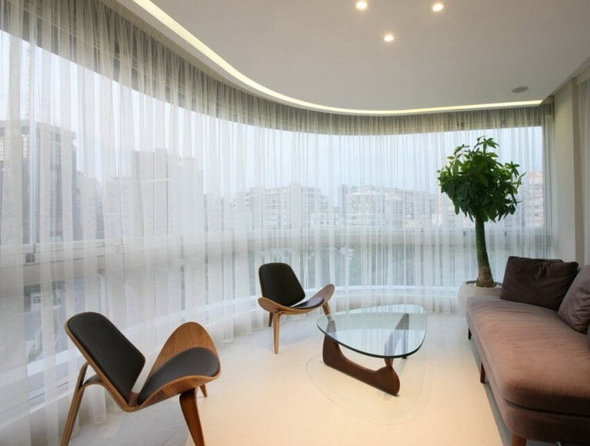 Тюлем с блеском и роскошной вышивкой оформляют в основном гостиные и спальни