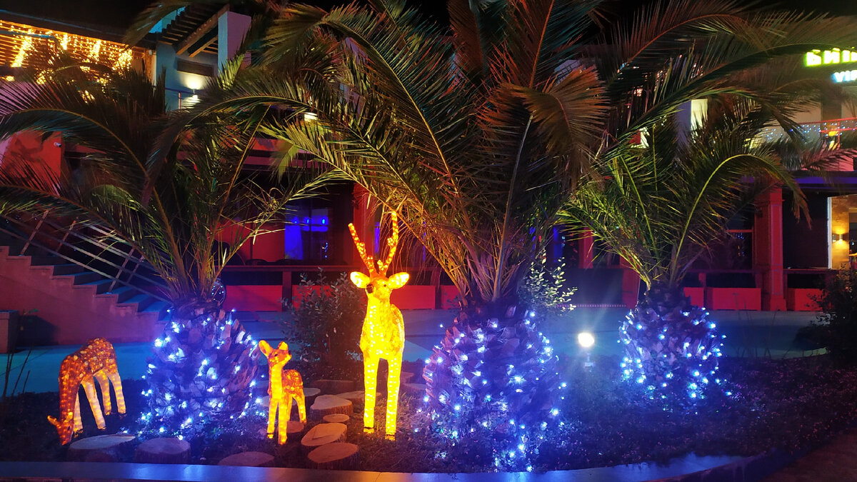 ТЦ Мандарин. Олени и  пальмы...