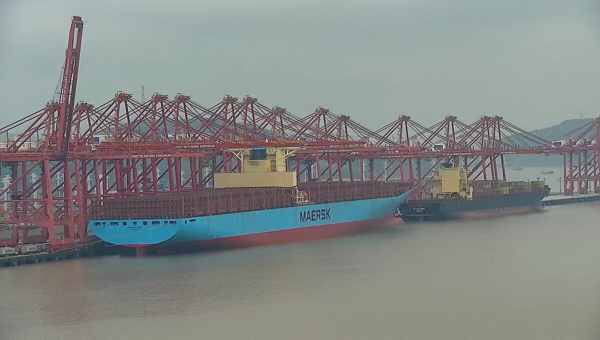 Контейнеровоз Elly Maersk вместимостью 15200 TEUs у причала в китайском порту Нинбо без груза