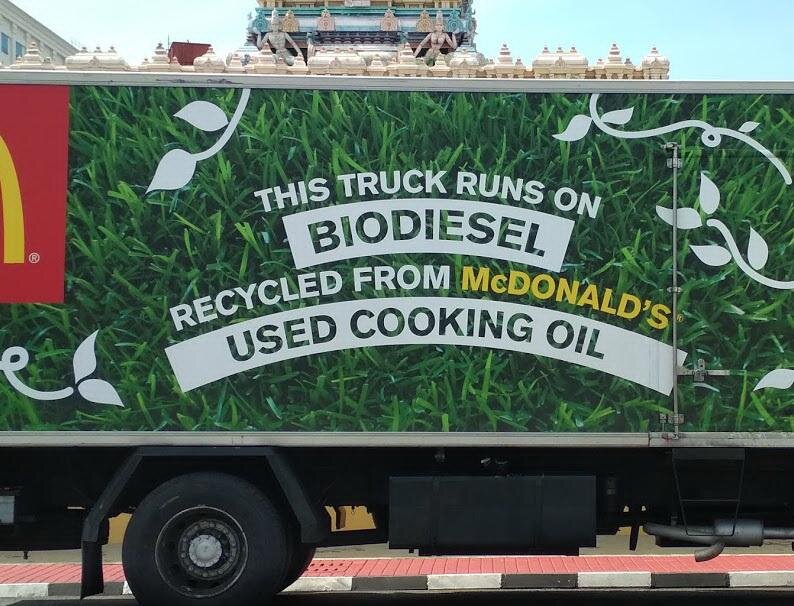 McDonald's перерабатывает в биотопливо более 80% всего своего использованного фритюрного масла, а произведенным биодизелем заправляют грузовики самой компании.