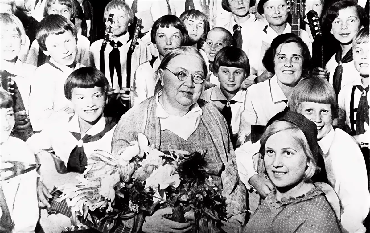 Надежда Константиновна Крупская среди пионеров. На следующем фото - Н.К.Крупская на митинге 250-го стрелкового полка 28 дивизии перед отправкой на фронт в 1919 г.