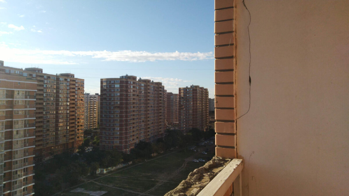 Домам шесть лет, но отделке уже появились трещины 