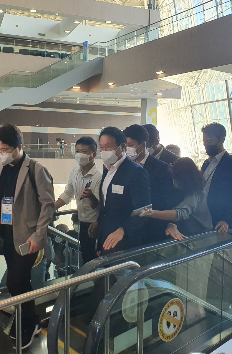 Председатель SK Group Чхве Тэ Вон (в центре) (Ким Бён Ук / The Korea Herald)