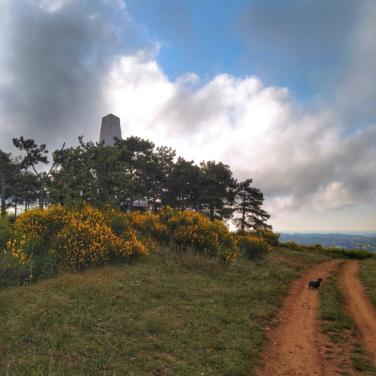Памятник на братской могиле. Это обелиск виден из любой точки Севастополя