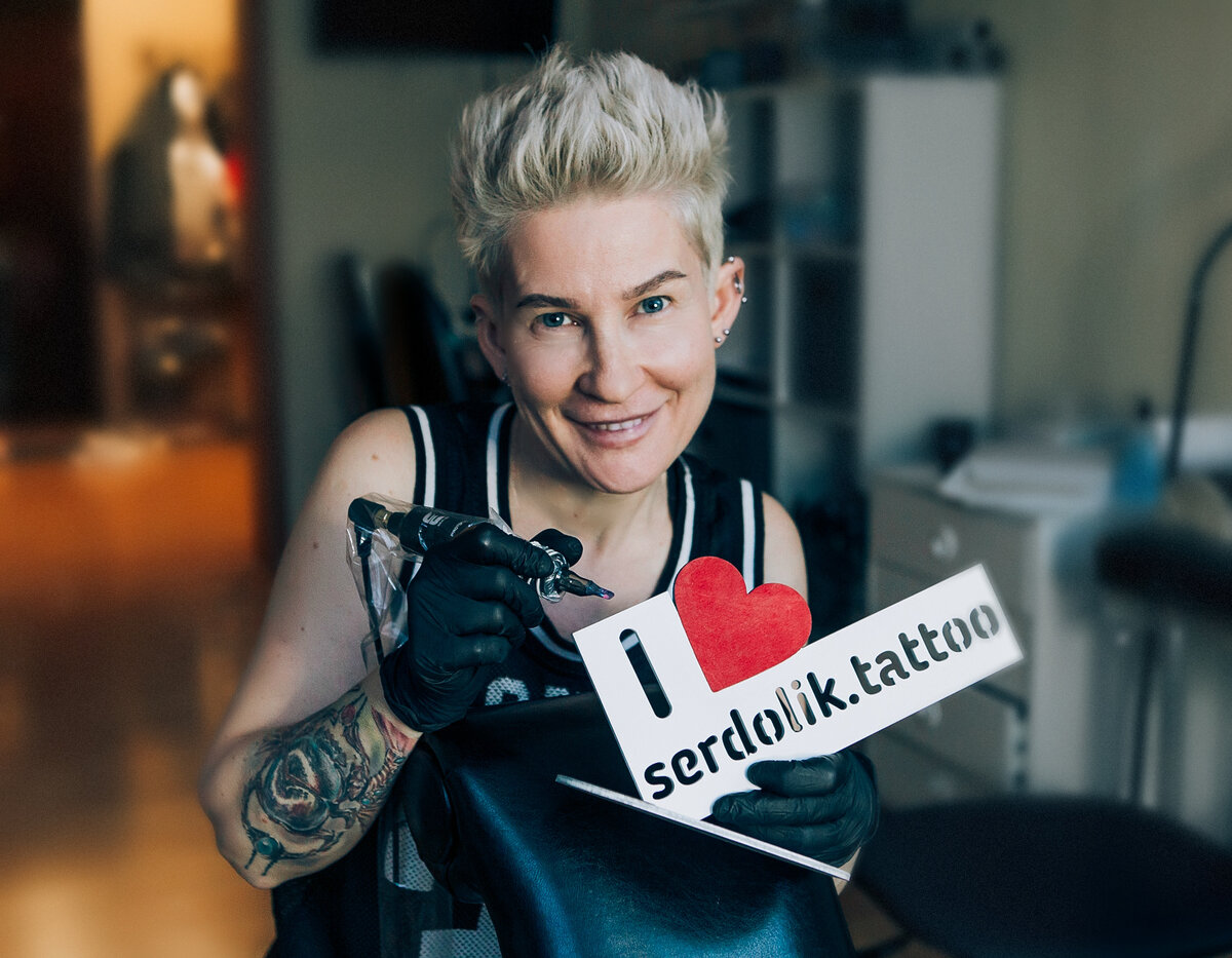 А это я) Елена Чурилова    (Lesya Serdolik)   ТАТУ МАСТЕР. ТАТУ ПЕДАГОГ. СОЗДАТЕЛЬ СТУДИИ SERDOLIK TATTO   И ОНЛАЙН ШКОЛЫ  SERDOLIK TATTOO SCHOOL
