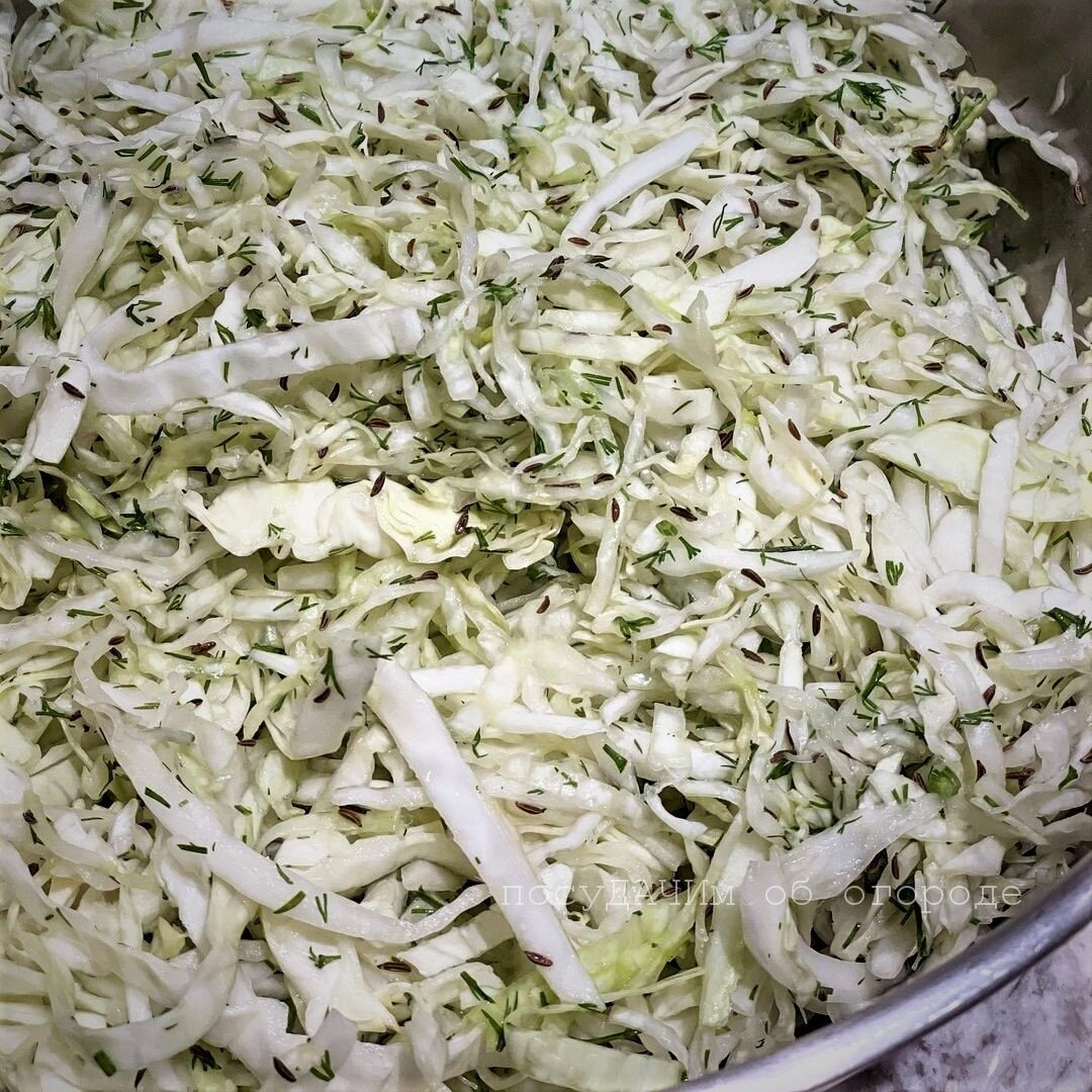 Квашеная капуста мало того, что вкусная, так еще и очень полезная! 