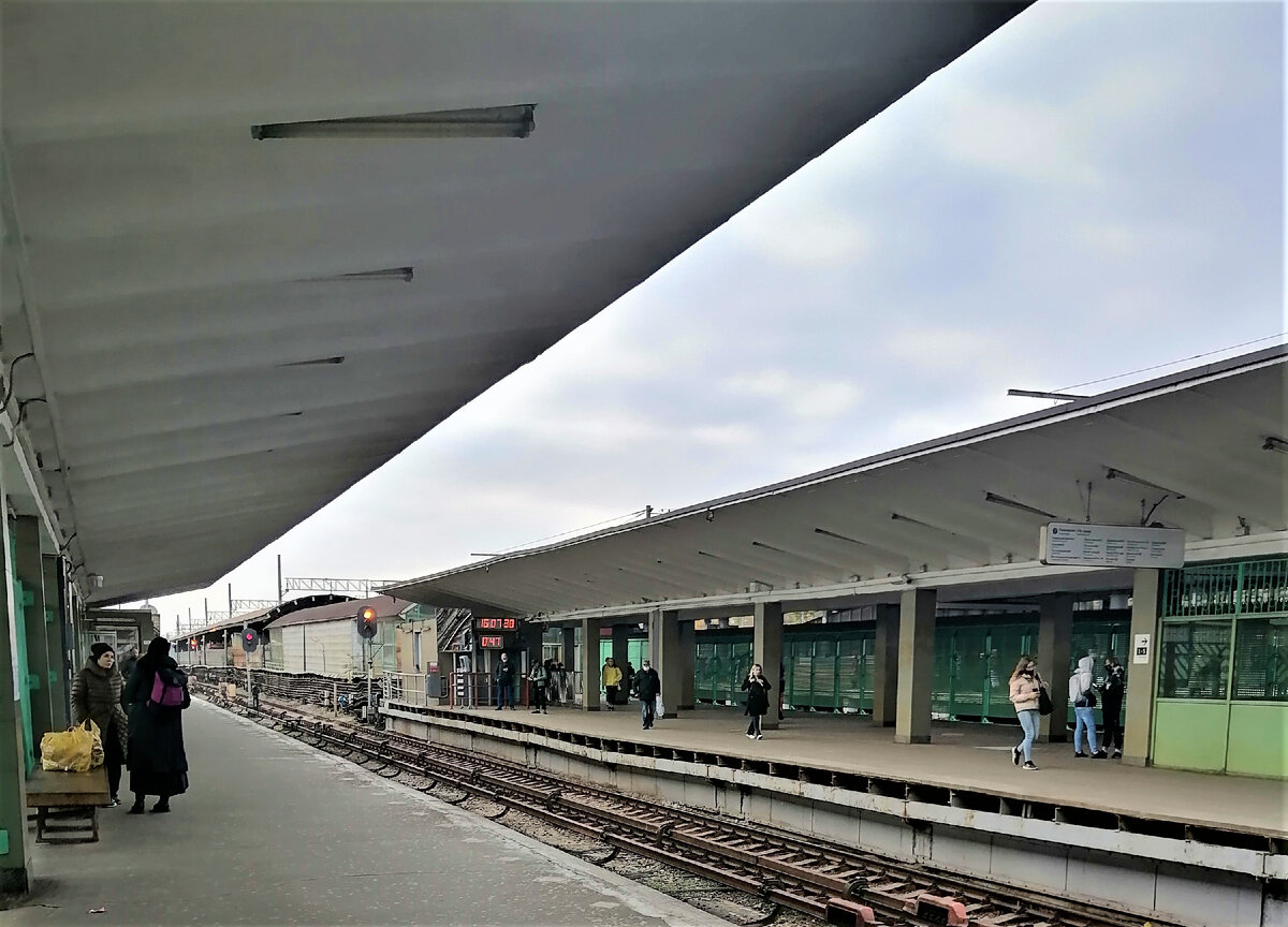 Выхино метро станциясындағы қыздар