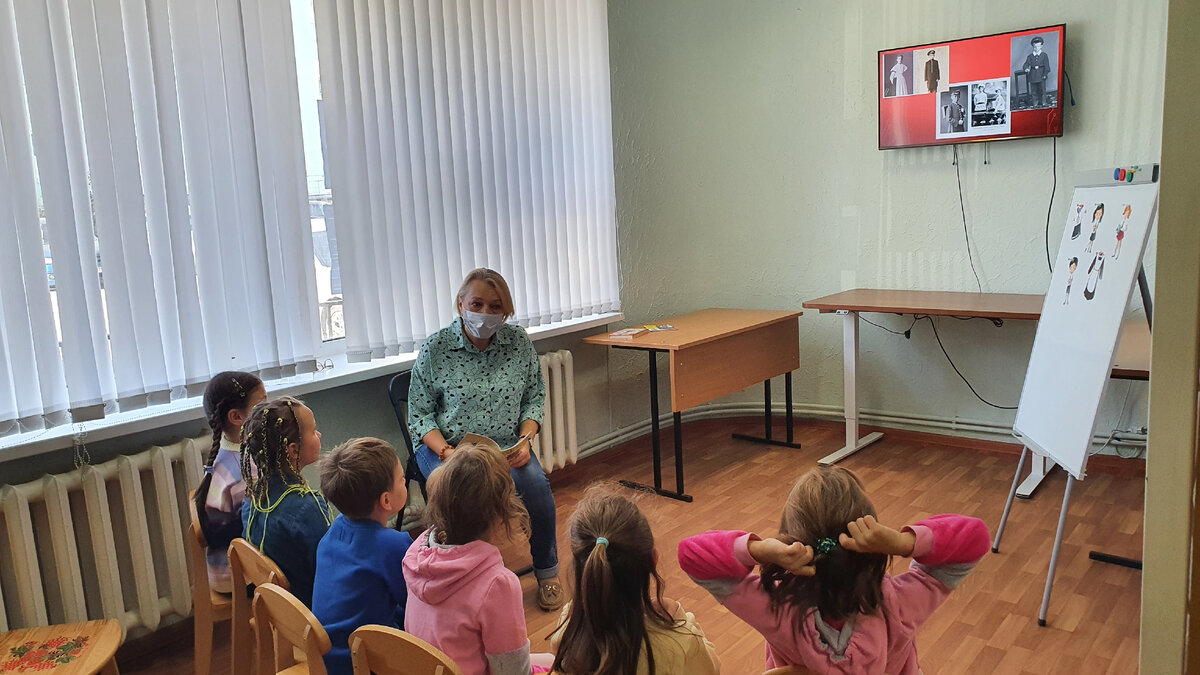 Дети познакомились с историей развития школьной формы. Ребятам было интересно знать, откуда появилась в нашей стране школьная форма и чем наша отличается от форм в других странах. Часто говорят, что школьная форма отражает особенности страны. Например, Индия - страна по своему национальному составу, языку и религии похожа на гигантское лоскутное одеяло, и вариаций школьных форм немало. В Японии самый знаменитый вариант японской школьной формы для девочек – «сейлор фуку», во многих школах Ирландии носят клетчатые юбки и галстуки, вместо строгих пиджаков и ученики ходят в джемперах и кардиганах. На Кубе школьная форма обязательна: бордово-белый сарафан для девочек и брюки для мальчиков, а также «пионерский» галстук.