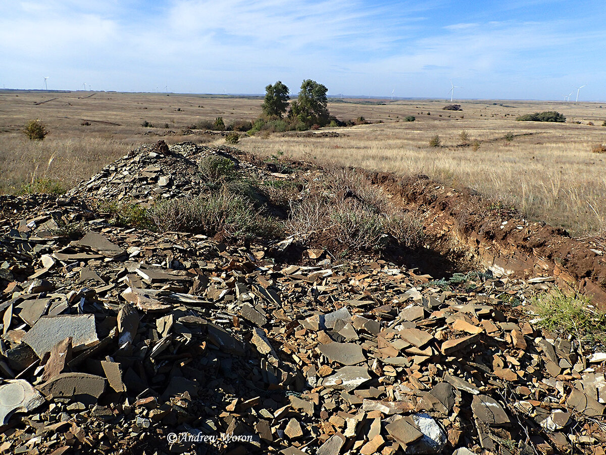 Траншея с камнями - тут поработал экскаватор 