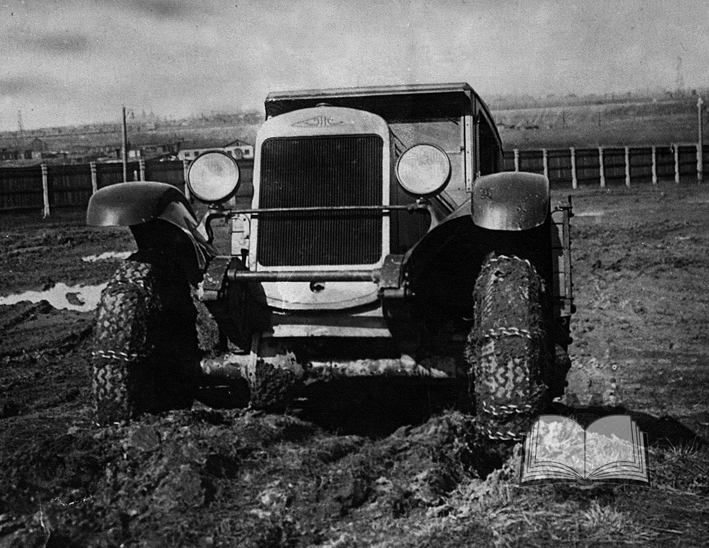 От ЗИС-32 эту машину можно легко отличить по переднему ведущему мосту, в котором легко угадывается задний мост ГАЗ-АА.