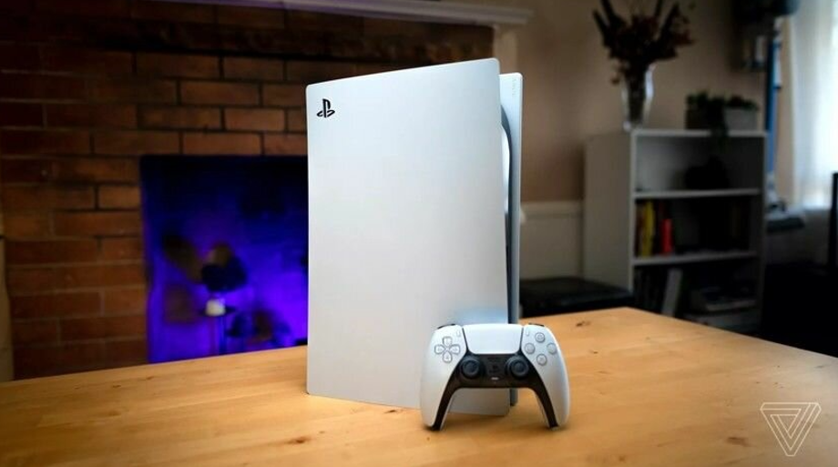 PlayStation 5 (источник фото https://www.dailynerd.it/wp-content/uploads/2020/11/playstation-5-1.png)