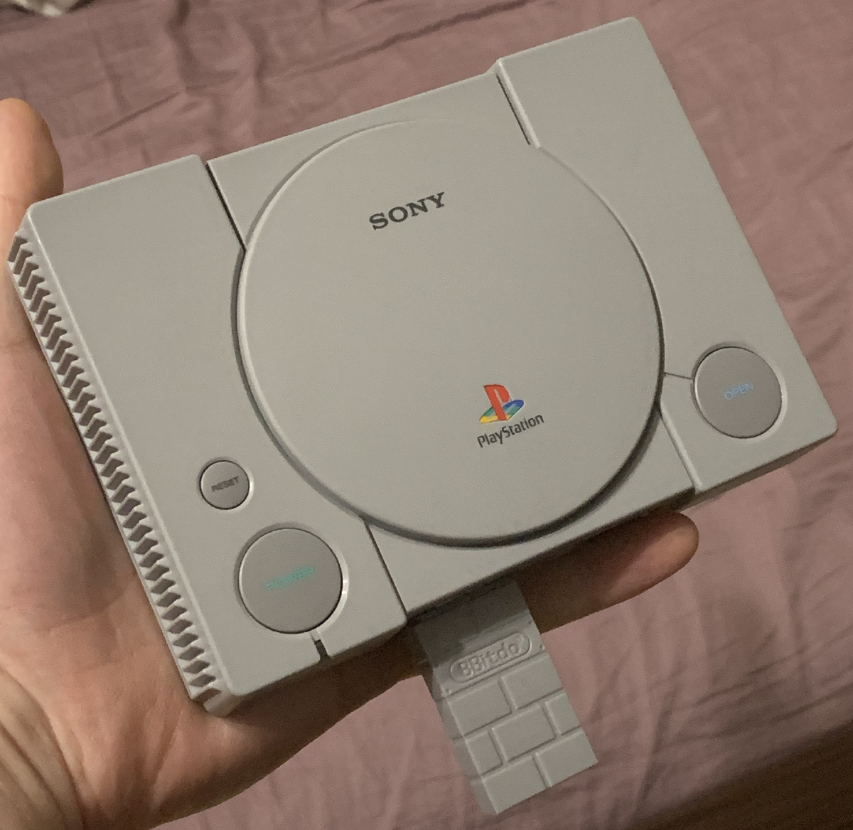 С адаптером 8bitdo к приставке легко подключаются беспроводные джойстики от Playstation 3-4-5, Xbox и Nintendo Switch.