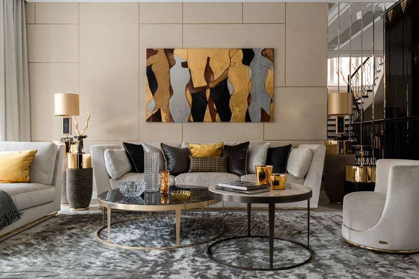 На фронтальной стене — декоративная штукатурка под травертин. Справа от неё — зеркальные панели. Мебель обтянута мягким нубуком; на полу — вручную выстриженный ковёр с рельефной поверхностью. Автор проекта: Алёна Чашкина. Фото: Василий Буланов.