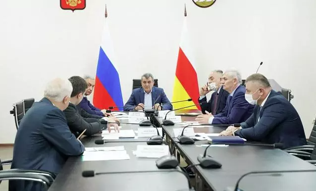 Фото: глава и правительство РСО-А 