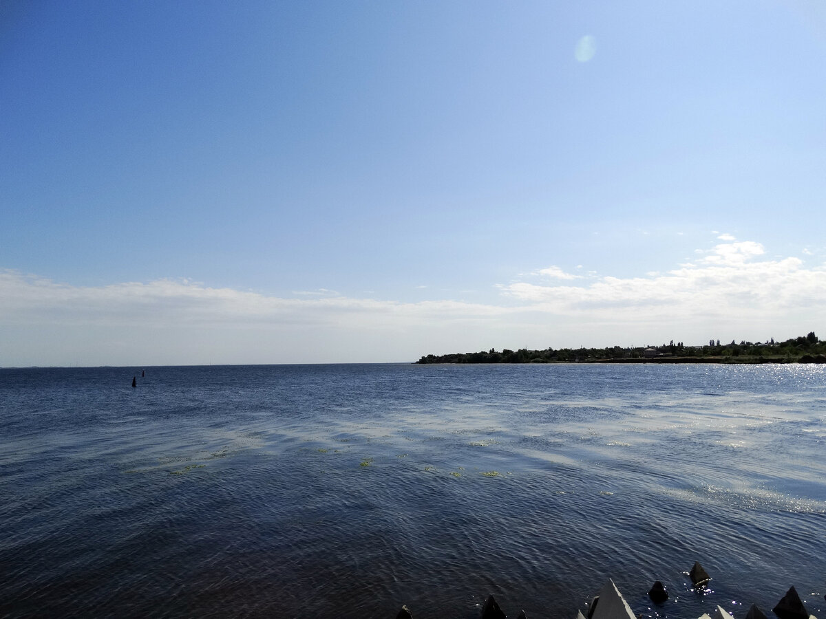 Слева - Волгоградское водохранилище. Справа - река Дубовка