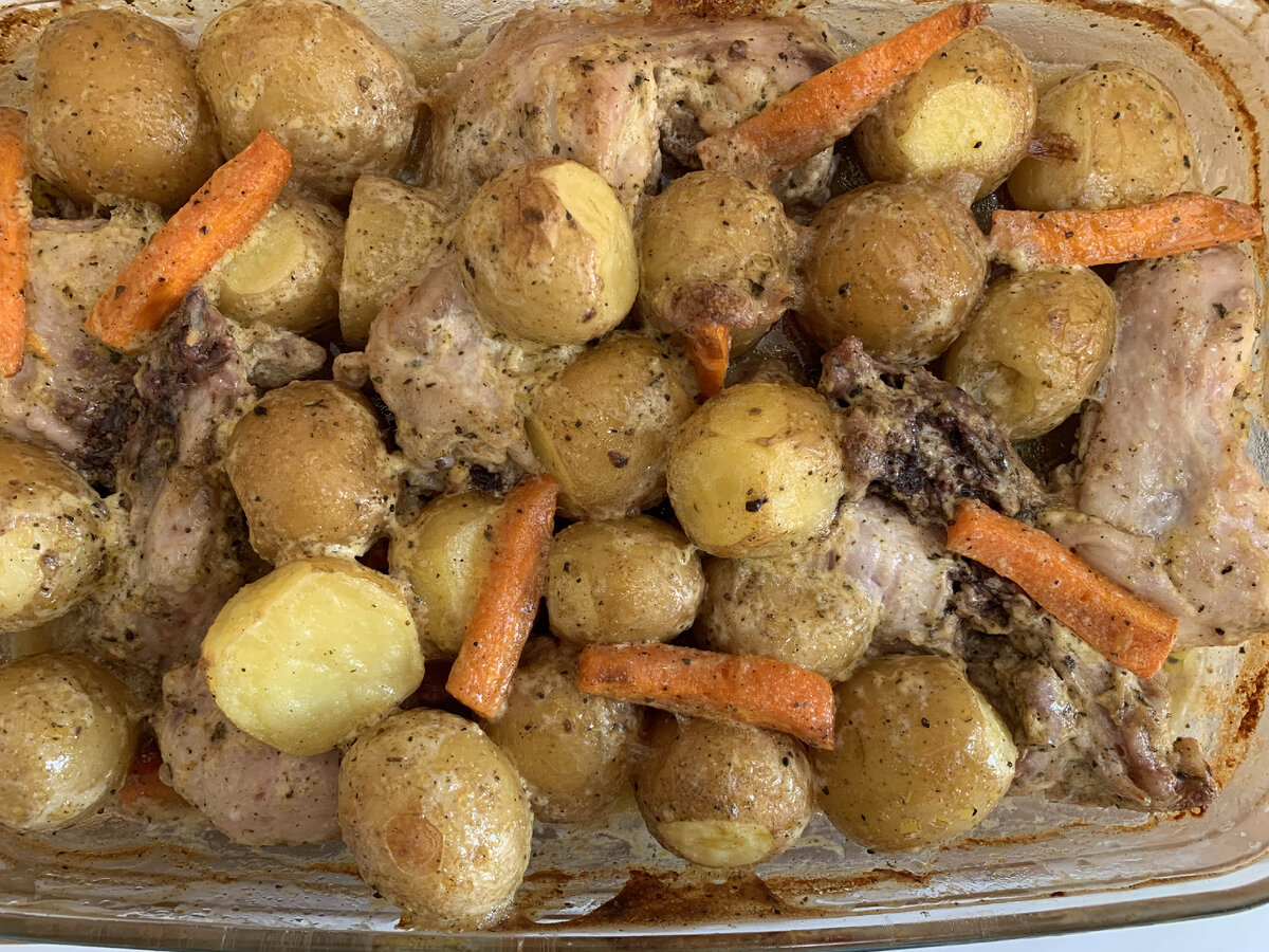 Запеченная курица с овощами.
