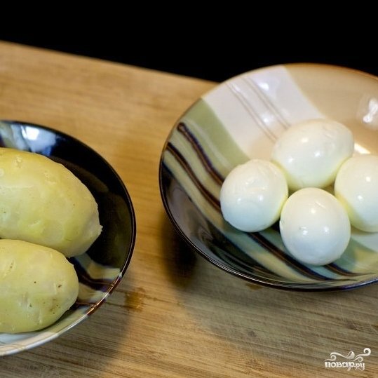 
Картофель отварите и очистите.