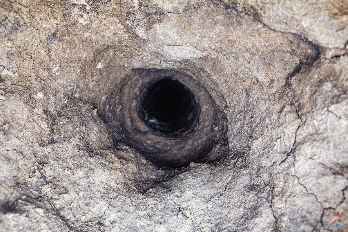 Отверстия в земле. 