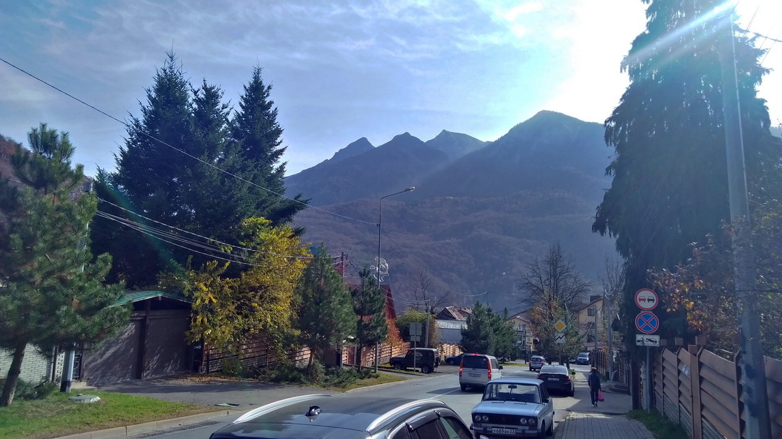 улица Заповедная и вид на вершины хребта Аигба