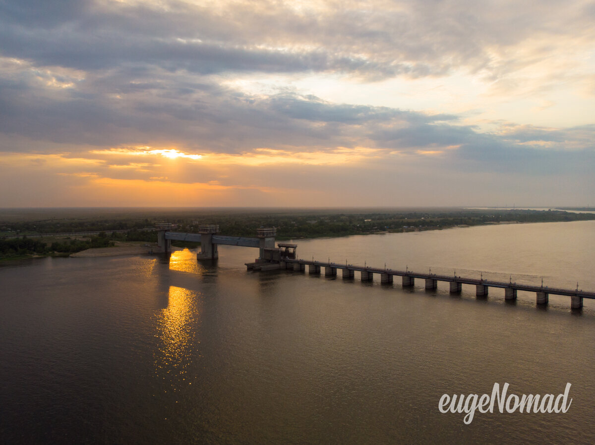 Астраханский Вододелитель, вид сверху, как красиво дорожка от солнца проходит через основные ворота
