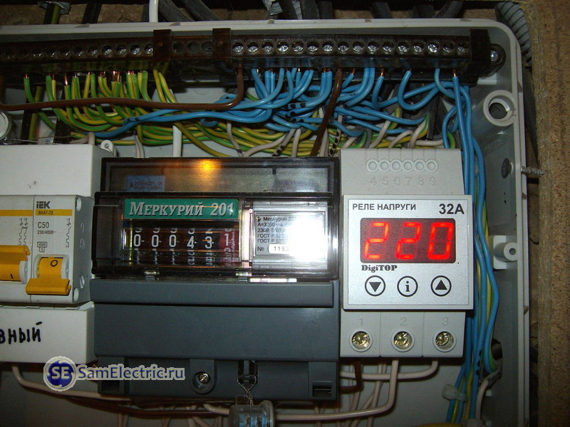 Слева видно выключенный автомат байпаса. Фото автора