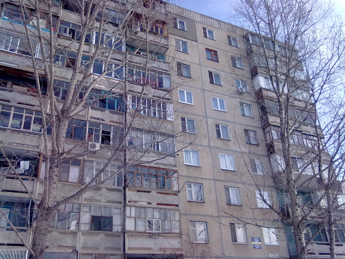 Жилой дом №2 по ул. Батавина. Год постройки - 1985. Типовой проект "111-90", 144 квартиры. (Фото автора).