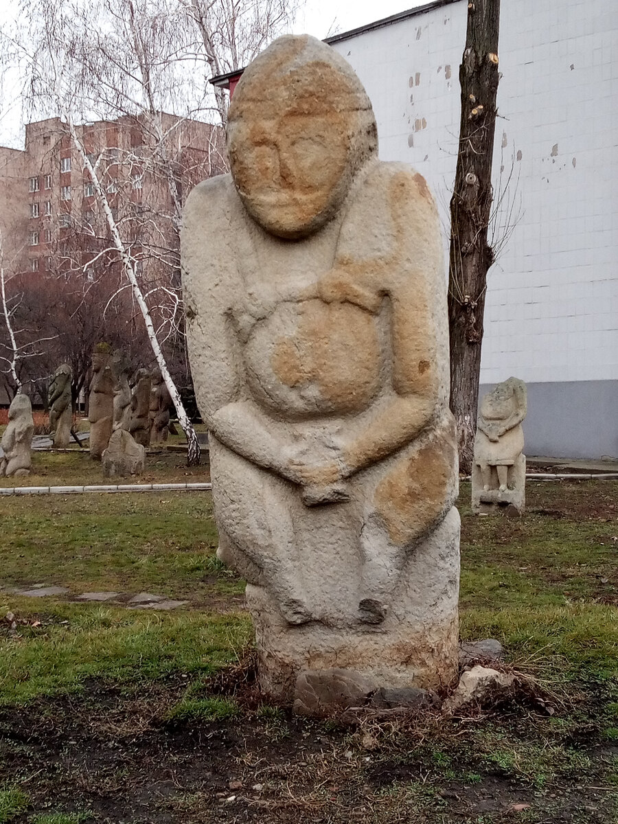 Тут явно усы в наличии и портупея. Не баба это, не баба...